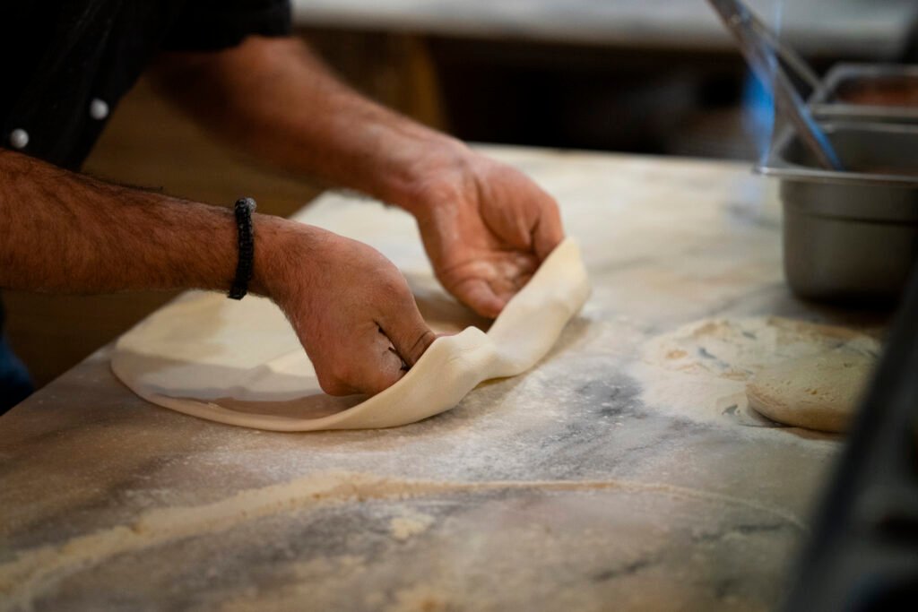 étaler une pâte à pizza